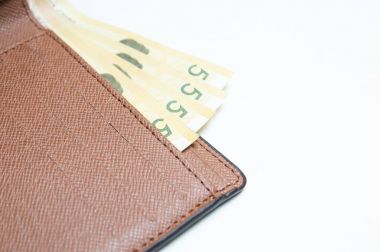 Beyaz arka plan üzerinde cüzdan para birimiyle Güney Kore Wonu