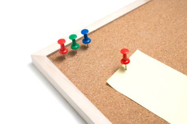 Yazı ile yönetim kurulu ve itme pimleri ve kırpma yolu ile beyaz arka plan üzerinde ahşap çerçeve mantar