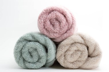 Beyaz arkaplanda havlu