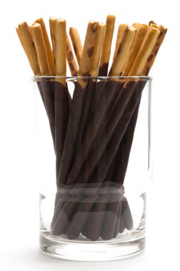 Beyaz zemin üzerine Çikolata dolgulu bisküvi sopa