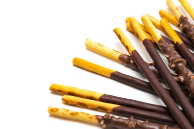 Beyaz zemin üzerine Çikolata dolgulu bisküvi sopa