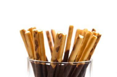 Beyaz zemin üzerine Çikolata dolgulu bisküvi sopa