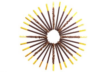 Beyaz zemin üzerine Çikolata dolgulu bisküvi sopa