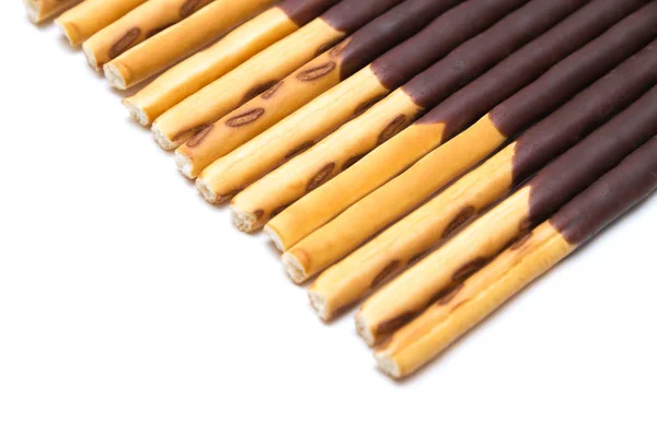 Chocolade gevuld Biscuit Sticks op witte achtergrond — Stockfoto