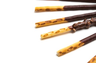 Beyaz zemin üzerine Çikolata dolgulu bisküvi sopa