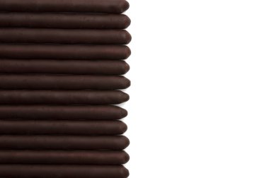 Beyaz zemin üzerine Çikolata dolgulu bisküvi sopa