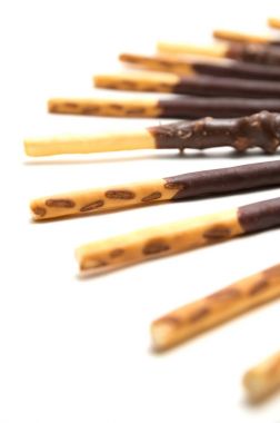 Beyaz zemin üzerine Çikolata dolgulu bisküvi sopa