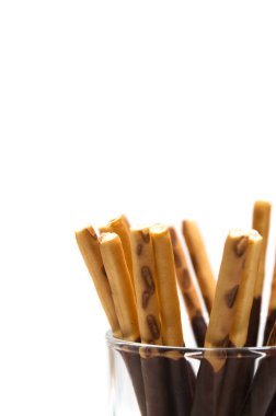 Beyaz zemin üzerine Çikolata dolgulu bisküvi sopa