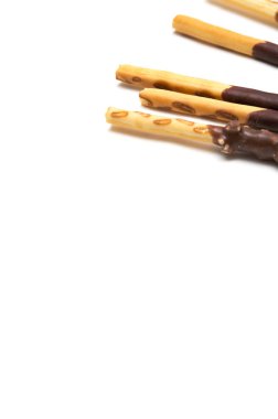 Beyaz zemin üzerine Çikolata dolgulu bisküvi sopa