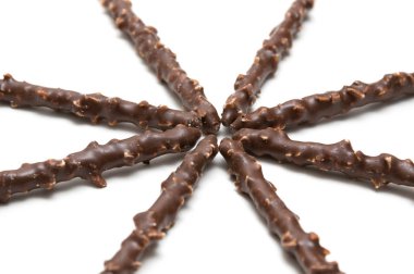 Beyaz zemin üzerine Çikolata dolgulu bisküvi sopa