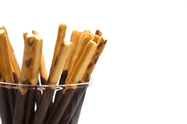 Beyaz zemin üzerine Çikolata dolgulu bisküvi sopa