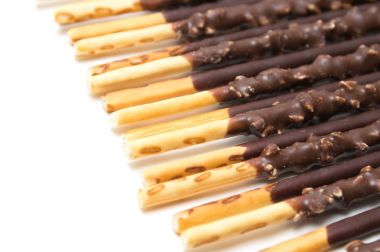 Beyaz zemin üzerine Çikolata dolgulu bisküvi sopa