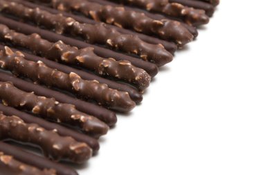 Beyaz zemin üzerine Çikolata dolgulu bisküvi sopa