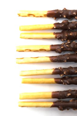 Beyaz zemin üzerine Çikolata dolgulu bisküvi sopa