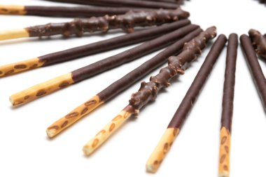 Beyaz zemin üzerine Çikolata dolgulu bisküvi sopa