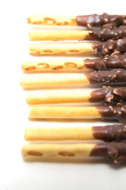 Beyaz zemin üzerine Çikolata dolgulu bisküvi sopa