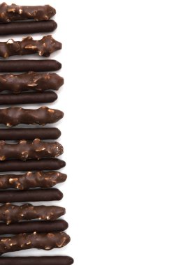 Beyaz zemin üzerine Çikolata dolgulu bisküvi sopa