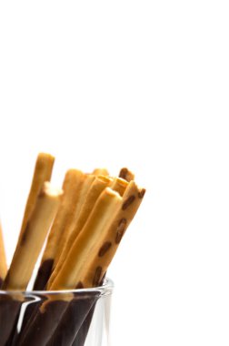 Beyaz zemin üzerine Çikolata dolgulu bisküvi sopa