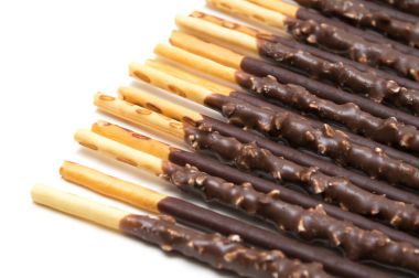 Beyaz zemin üzerine Çikolata dolgulu bisküvi sopa