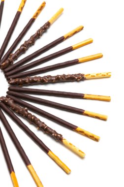 Beyaz zemin üzerine Çikolata dolgulu bisküvi sopa