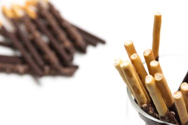 Beyaz zemin üzerine Çikolata dolgulu bisküvi sopa