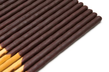 Beyaz zemin üzerine Çikolata dolgulu bisküvi sopa