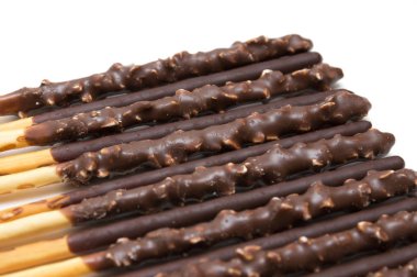 Beyaz zemin üzerine Çikolata dolgulu bisküvi sopa