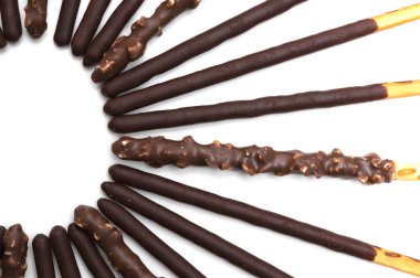 Beyaz zemin üzerine Çikolata dolgulu bisküvi sopa