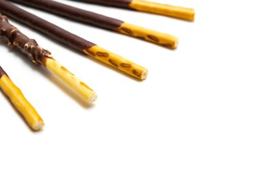 Beyaz zemin üzerine Çikolata dolgulu bisküvi sopa