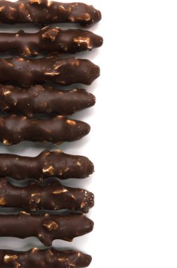 Beyaz zemin üzerine Çikolata dolgulu bisküvi sopa