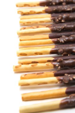 Beyaz zemin üzerine Çikolata dolgulu bisküvi sopa