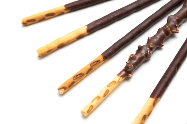Chocolate preenchido biscoito varas em fundo branco — Fotografia de Stock