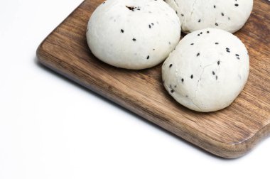 Yapışkan pirinç keki ahşap kesme tahtası üzerinde; Beyaz arka plan