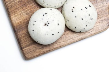 Yapışkan pirinç keki ahşap kesme tahtası üzerinde; Beyaz arka plan