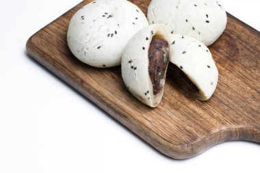 Yapışkan pirinç keki ahşap kesme tahtası üzerinde; Beyaz arka plan