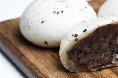 Yapışkan pirinç keki ahşap kesme tahtası üzerinde; Beyaz arka plan