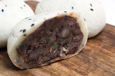 Yapışkan pirinç keki ahşap kesme tahtası üzerinde; Beyaz arka plan