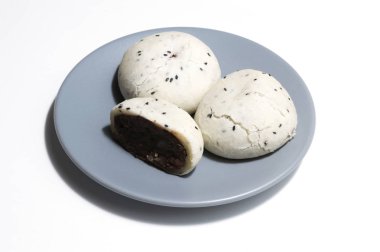 Yapışkan pirinç kek yemek üzerine; Beyaz arka plan