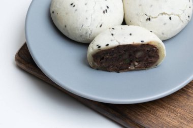 Yapışkan pirinç kek yemek üzerine; Beyaz arka plan