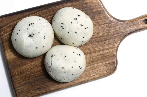 Pastel de arroz glutinoso sobre tabla de cortar madera; fondo blanco — Foto de Stock