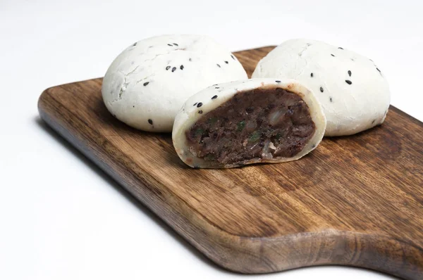 Yapışkan pirinç keki ahşap kesme tahtası üzerinde; Beyaz arka plan