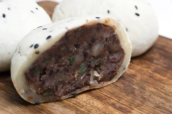 Yapışkan pirinç keki ahşap kesme tahtası üzerinde; Beyaz arka plan