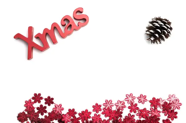 Frohe Weihnachten Text und Weihnachtsdekoration auf weißem Hintergrund — Stockfoto