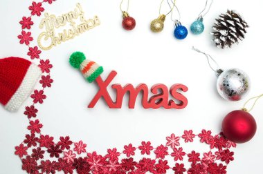 Neşeli Noel metin ve beyaz arka plan üzerinde Noel süsleri