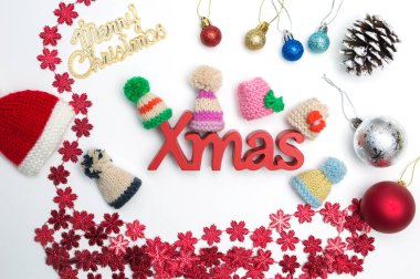 Neşeli Noel metin ve beyaz arka plan üzerinde Noel süsleri