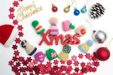 Neşeli Noel metin ve beyaz arka plan üzerinde Noel süsleri