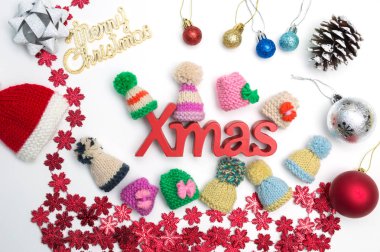 Neşeli Noel metin ve beyaz arka plan üzerinde Noel süsleri