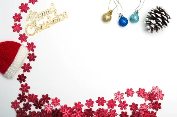 Neşeli Noel metin ve beyaz arka plan üzerinde Noel süsleri