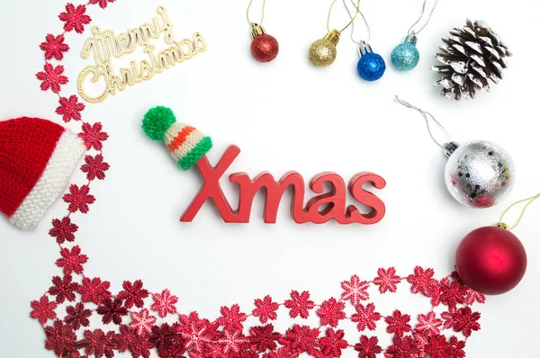 Neşeli Noel metin ve beyaz arka plan üzerinde Noel süsleri