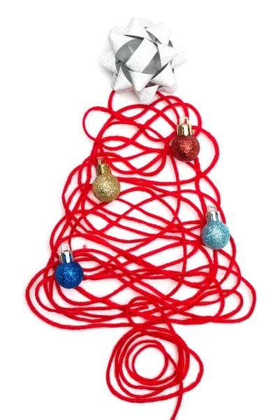 Een boom gemaakt van rode draad en lint, bal op witte achtergrond — Stockfoto